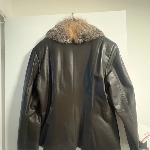 Chic Brown Leather Coat with Fur Collar - Picture 2 of 7